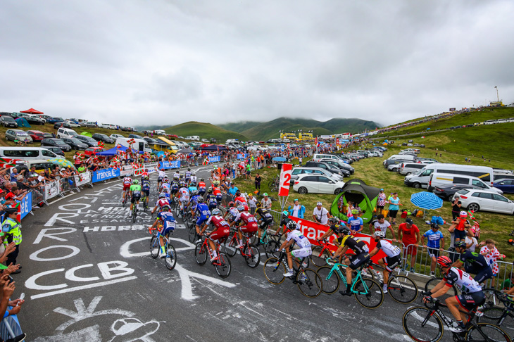 2級山岳ペイラギュードのフィニッシュを目指すグルペット