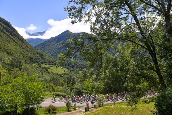 1級山岳ラトラップ峠を登るプロトン