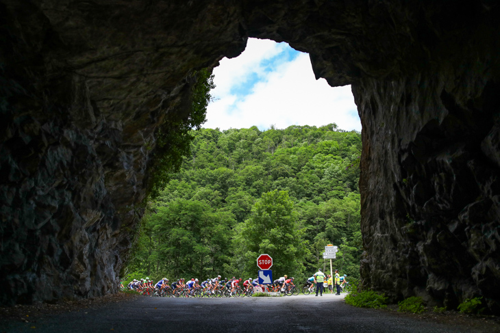 旧道のトンネルを通過する