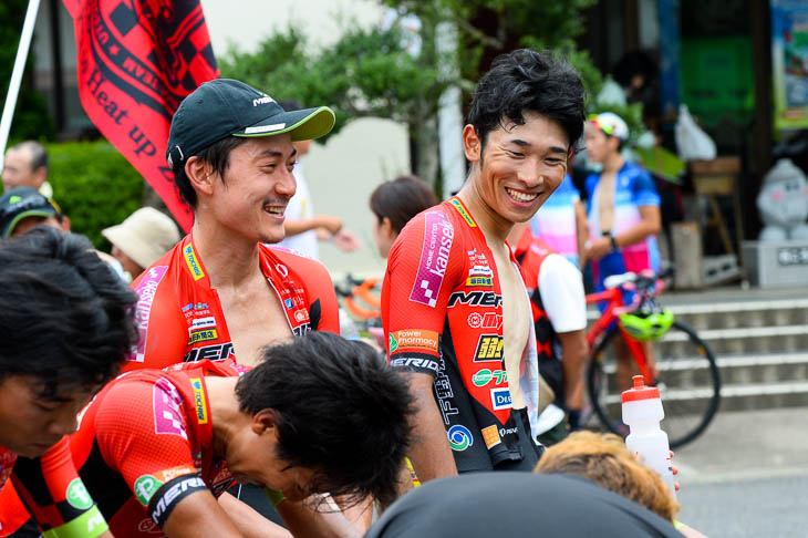 ダウンしながら鈴木譲と話す雨澤毅明(宇都宮ブリッツェン)今季初優勝に笑顔がこぼれる