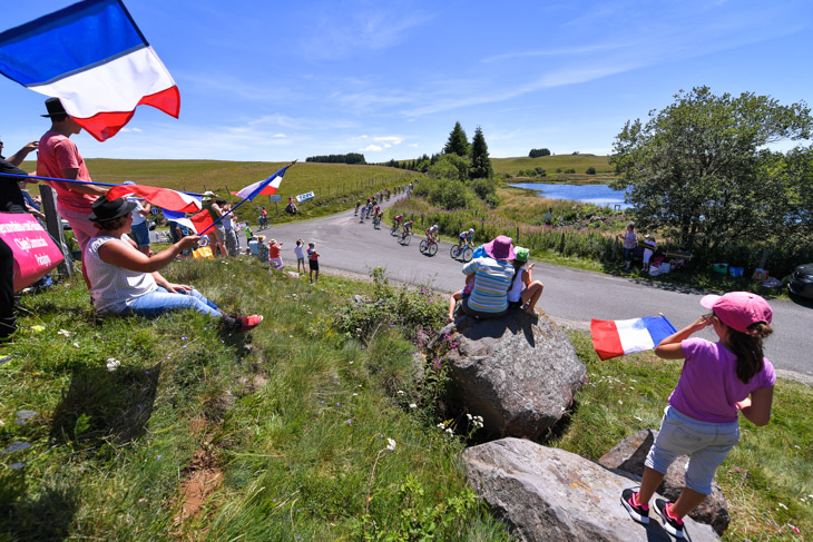 コースのあちこちでフランス国旗が振られる