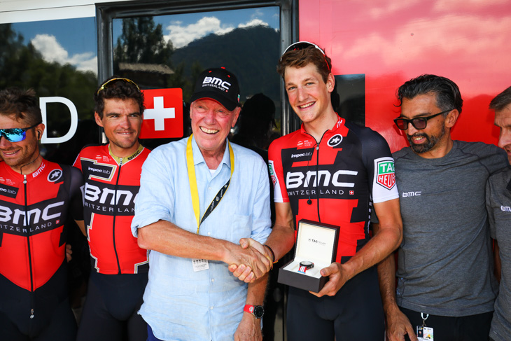 タグホイヤーCEOからスイス選手権TT優勝記念時計をプレゼントされるシュテファン・キュング(スイス、BMCレーシング)