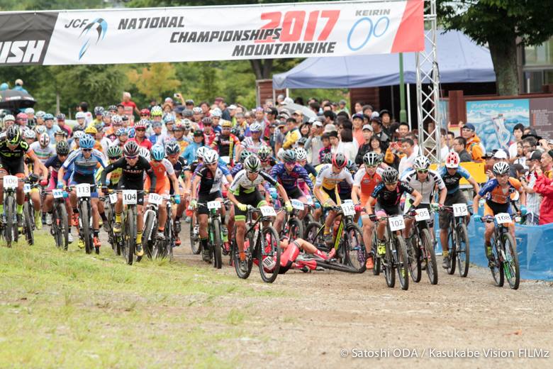 男子U23スタート時に平林安里(SPECIALIZED RACING JAPAN)がクラッシュ