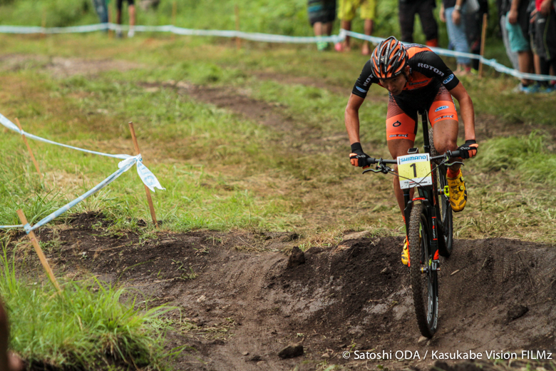 2周目の先頭を走る山本幸平(BH-SR SUNTOUR-KMC)。後続はまだ来ない
