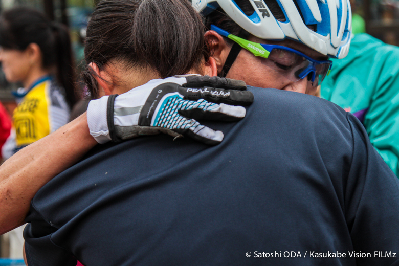 フィニッシュで待ち構えた娘と抱き合う小林可奈子(MTBクラブ安曇野)