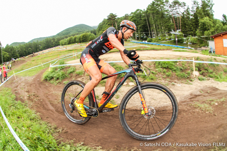 勝利に向けてひた走る山本幸平(BH-SR SUNTOUR-KMC)