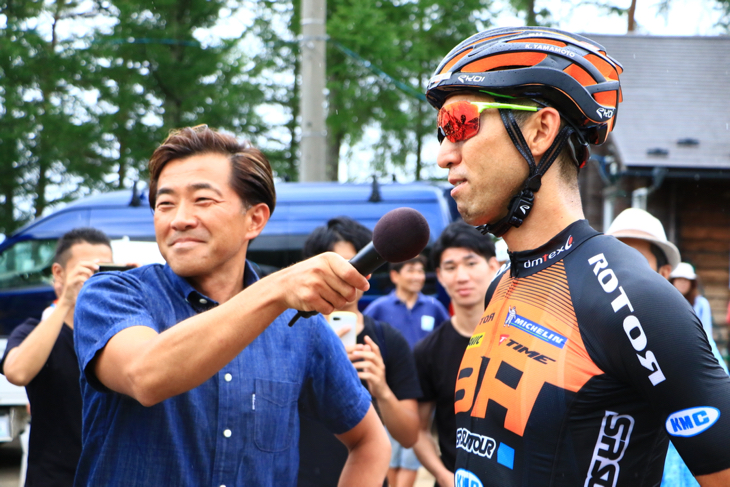 ときおり腑に落ちない表情を見せながらインタビューに答える山本幸平(BH-SR SUNTOUR-KMC)