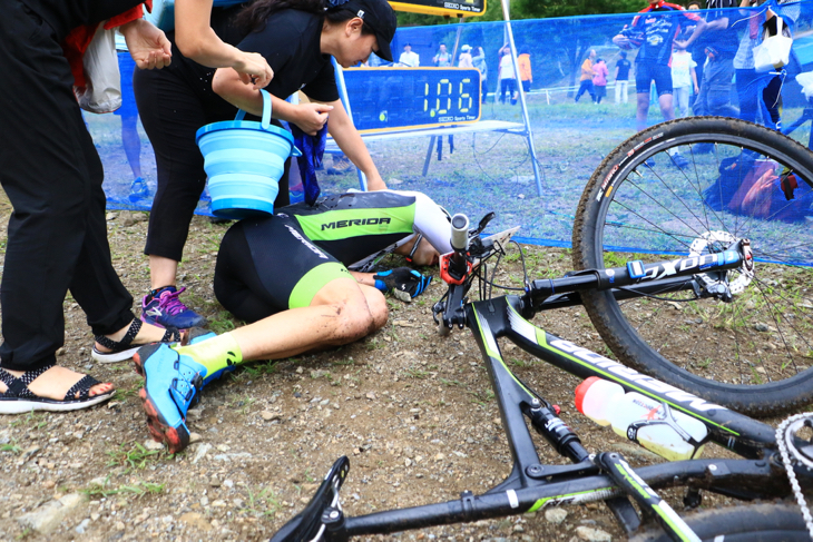 2位恩田祐一(MIYATA-MERIDA BIKING TEAM)はフィニッシュ後地面に倒れ込んだ