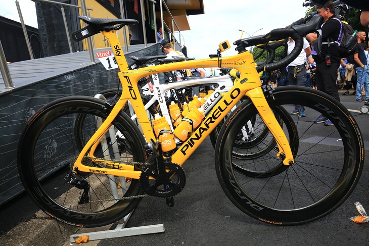 オールイエローカラーとなったクリストファー・フルーム(イギリス、チーム・スカイ)のバイク。シマノDURA-ACE Di2にWH-R9100-C60 チューブラー、PROのSTEALTH EVO コンパクトリミテッドを組み合わせる