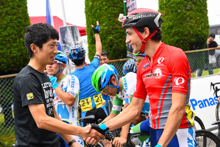 会場に姿を見せた増田成幸(宇都宮ブリッツェン)がホセ・ビセンテ(マトリックスパワータグ)と握手
