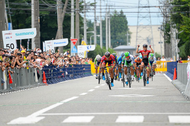 スプリントに入った小野寺玲(宇都宮ブリッツェン)を鈴木譲がガッツポーズで見送る