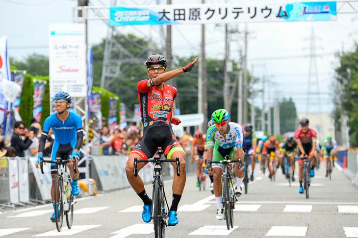 「オノデライダーポーズ」を決める小野寺玲(宇都宮ブリッツェン)