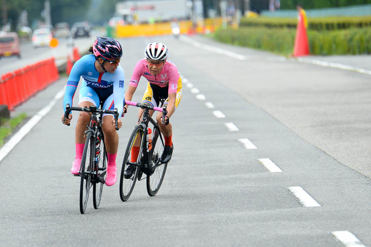 F 最終周回に牽制しあう唐見実世子(弱虫ペダルサイクリングチーム)と中村妃智(日本体育大学)