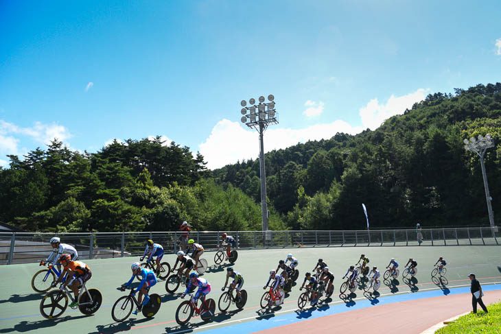 日本で一番高所にある松本市美鈴湖自転車競技場 朝から夏の日差しが照りつけた