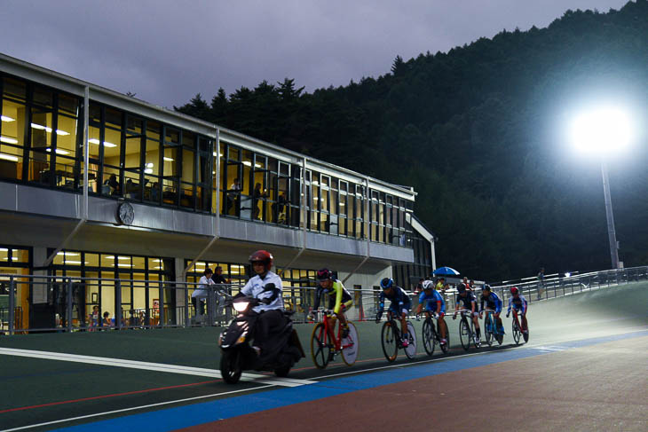 最終レースの女子ケイリン決勝は日が暮れて照明がつく中でのレースに