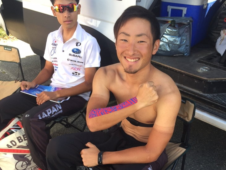 前日の落車で負った傷にサポーターを付ける山本大喜、まるでプロレスラー!