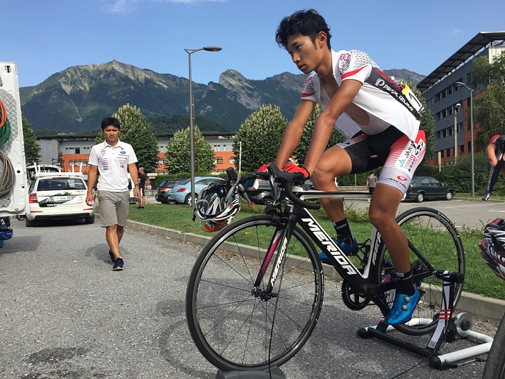 日本U23の総合リーダーを務める雨澤毅明(宇都宮ブリッツェン)がアップする