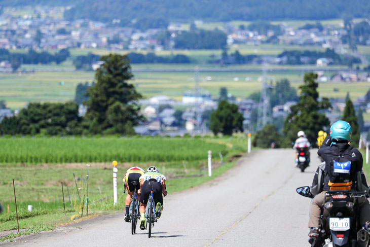 男子周回5周目 時速90キロオーバーの下りを攻める先頭2人