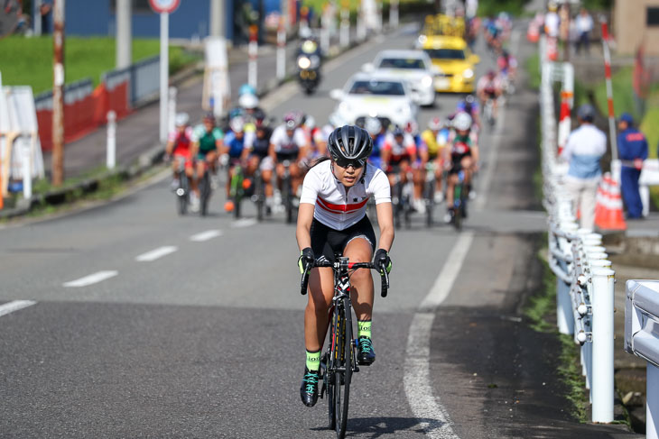 女子周回1周目 最初の上りで仕掛ける樫木祥子(東京 オーエンス/AVENTURA)
