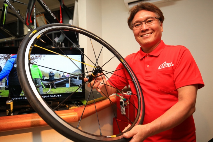 「カーボンチューブラーを超えた初めてのチューブレスシステム」(中務博司、タキサイクル)