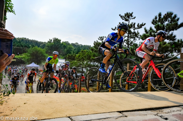 男子エリートがスタート。斎藤朋寛(RIDELIFE GIANT)が好ダッシュを決める