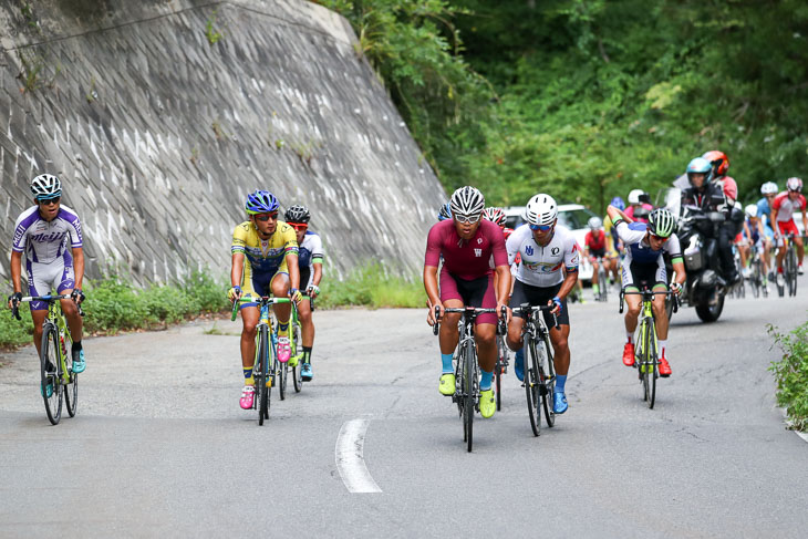 男子 13周目、2分以上差のあるメイン集団ではエース格の選手たちが見合ってしまう
