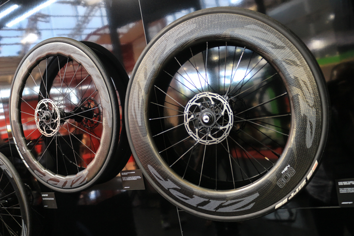 ZIPP808にはディスクブレーキ&チューブレスレディ仕様の新型が登場