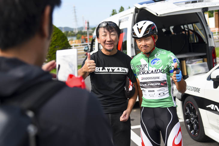 スタート前、記念撮影に応じる鈴木龍(ブリヂストンアンカー)