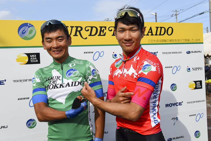 総合首位の岡本隼と山岳賞の草場啓吾。チームは違えど日本大学がジャージを占める