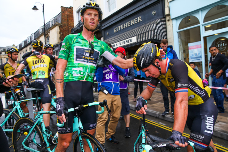 グリーンジャージを守ったラルス・ボーム(オランダ、ロットNLユンボ)と、ステージ優勝の確証が得られずうつむくディラン・フルーネウェーヘン(オランダ、ロットNLユンボ)