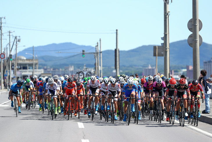 ラスト7km 函館山入口へ向けて位置取りが激しくなる