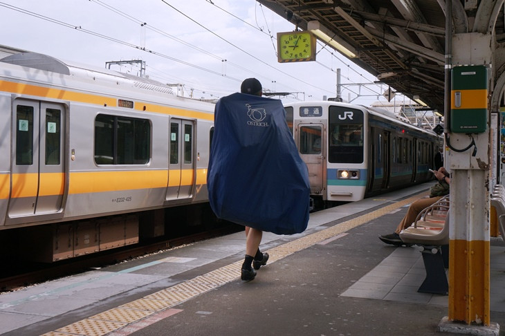 都内で見る青い帯の長野色はちょっと新鮮かも?平日9時台の下り始発列車はさすがに空いていました