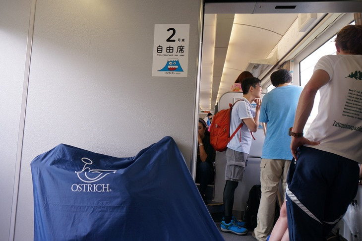 平日だからと高を括って乗車してみると、車内は外国人旅行者でいっぱい!富士山の集客力ってスゴい…