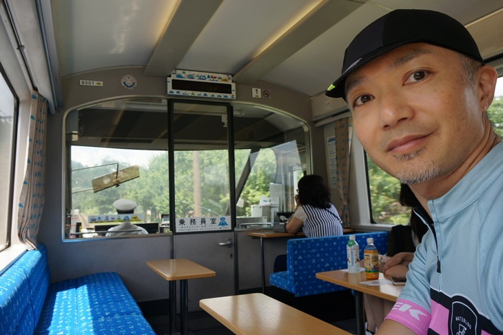 前面展望席は、オリジナルのロマンスカーには無かった特別仕様。じつは後側の自由席は通路まで人がいっぱい!