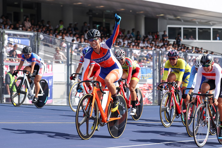 女子スクラッチ決勝 吉川美穂 和歌山(Bizkaia-Durango/Live GARDEN Bici Stelle) が優勝