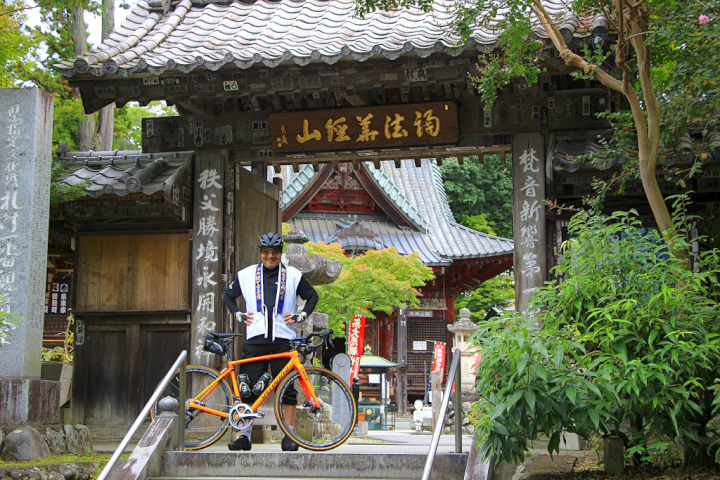 秩父札所一番”四萬部寺(しまぶじ)”に到着です。山門は道路に面しています