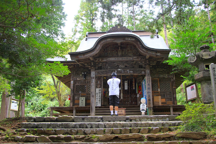 ブエルタ級の激坂をこなしたどり着いたのは札所二番”真福寺(しんぷくじ)。元は大きな寺院でしたが、火事によって消失し現在の本堂は江戸時代に再建されたものです