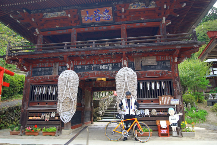 札所四番”金昌寺(きんしょうじ)”の山門は秩父札所のうちで最も豪華であり大きなわらじが目印です