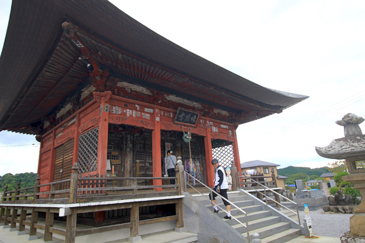 周りに生け垣などの境界がなく近所の公園のようなシンプル佇まいとなっている札所五番”語歌堂(ごかどう)”