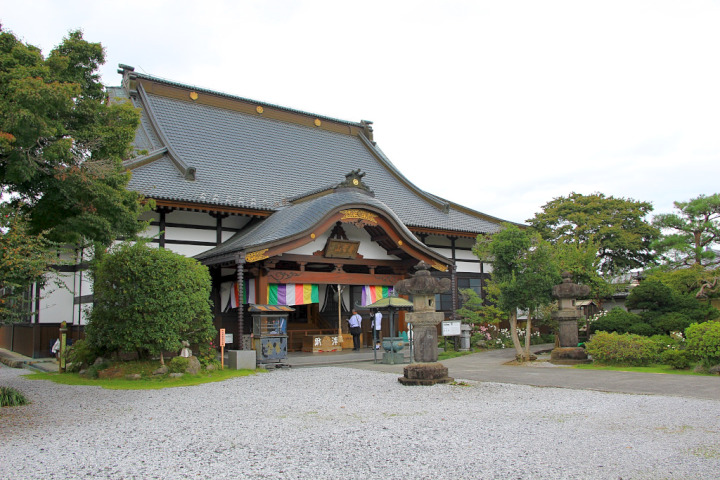 法長寺(ほうちょうじ)の本堂は、エレキテルで有名な平賀源内が設計したと云われていますが・・・