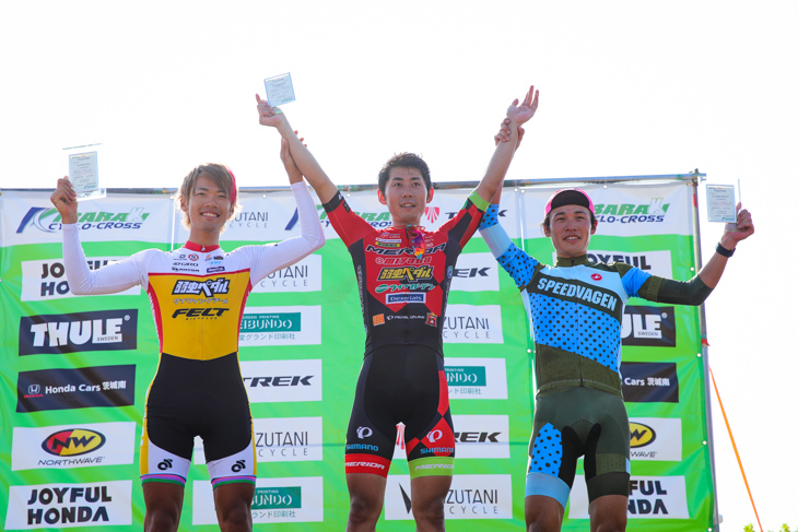 男子エリート 2位前田公平(弱虫ペダルサイクリングチーム)、1位小坂光(宇都宮ブリッツェンシクロクロスチーム)、3位中里仁(Speedvagen Family Racing)