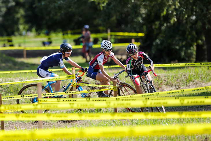 女子エリート 3番手パックを形成する福本千佳(Live GARDEN Bici Stelle)、西山みゆき(ToyoFrame)、西形舞(TRC PanamaReds)