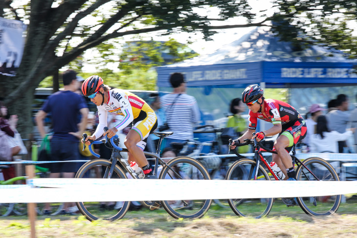 男子エリート 先頭を走る前田公平(弱虫ペダルサイクリングチーム)と小坂光(宇都宮ブリッツェンシクロクロスチーム)