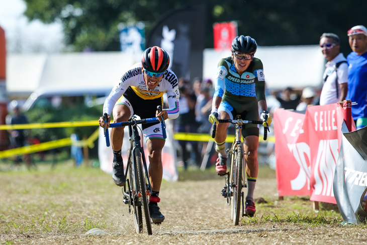 男子エリート スプリントで前田公平(弱虫ペダルサイクリングチーム)が中里仁(Speedvagen Family Racing)を下す