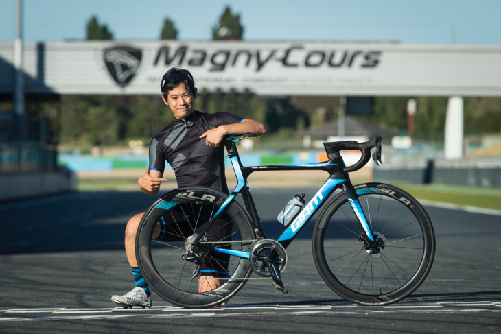 筆者と、テストに供されたPROPEL ADVANCED SL 0 DISC(税抜1,250,000円)