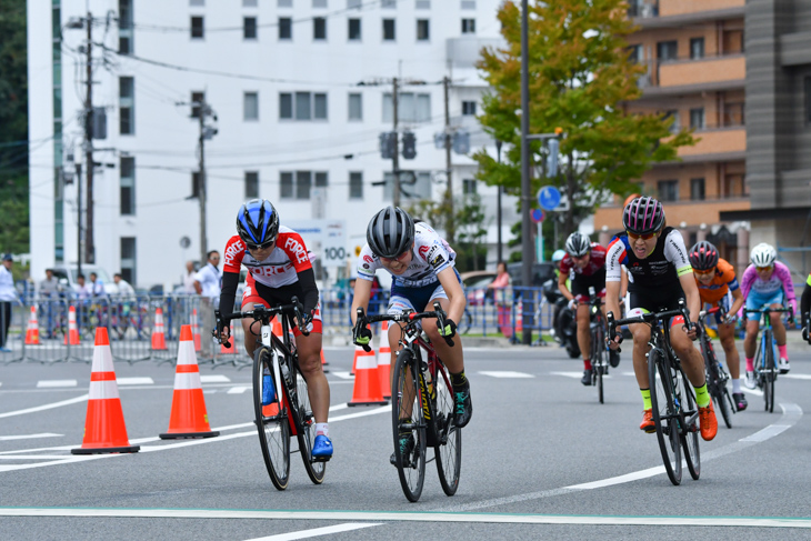 三つ巴のゴールスプリントを樫木祥子(AVENTURA AIKOH VICTORIA RACING)が制する