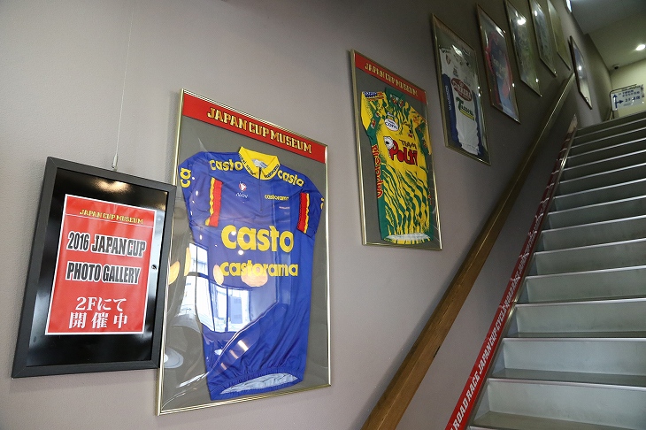 二階への階段にもジャパンカップゆかりのジャージが展示される