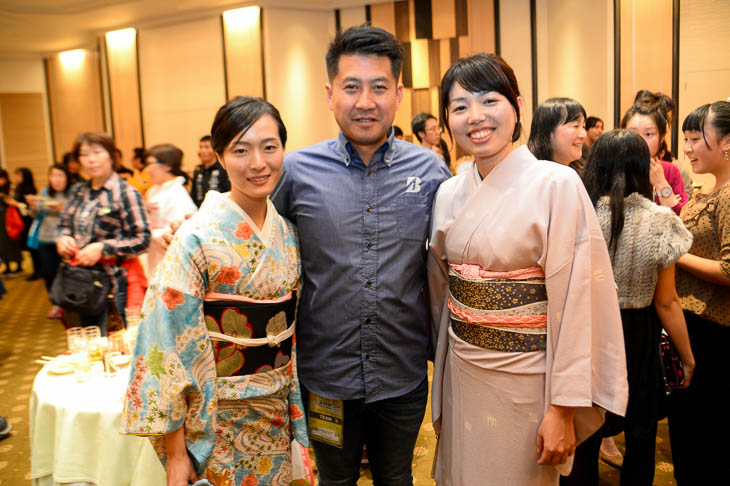 和服美女に囲まれるブリヂストンアンカーの水谷監督。鼻の下伸びてません?