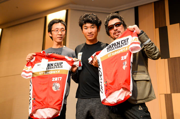 優勝したマルコ・カノラ(ヴィーニファンティーニ)のサイン入りジャージをゲットしたお二人と3位の雨澤毅明(宇都宮ブリッツェン)