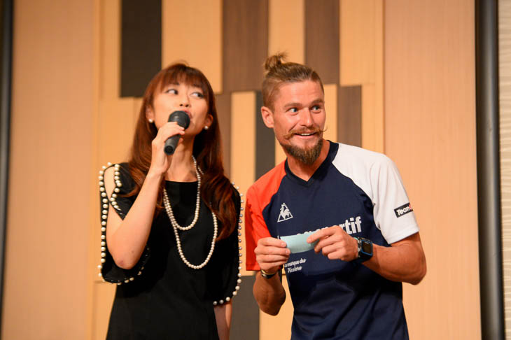 抽選番号を日本語で読み上げるオスカル・プジョル(チーム右京)